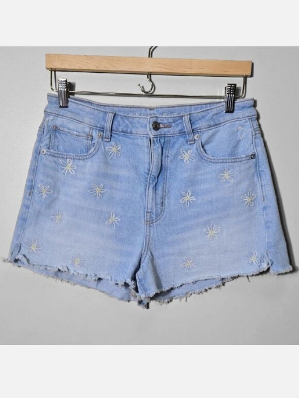 American Eagle Mom Short Floral Embroidered Size 6 Light Wash Cut Off Distressed